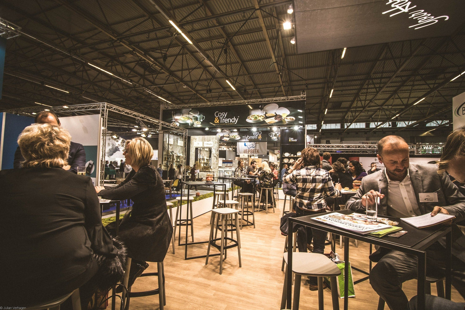 5 Benefits of Digital Business Cards at Conferences and Trade Shows